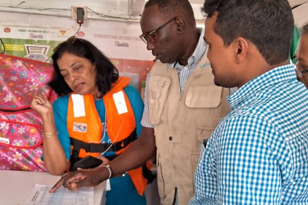 UNICEF Visits Boat Clinic